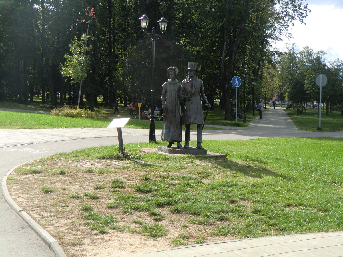 Россия. Дмитров. Скульптурный ансамбль "Дворяне"