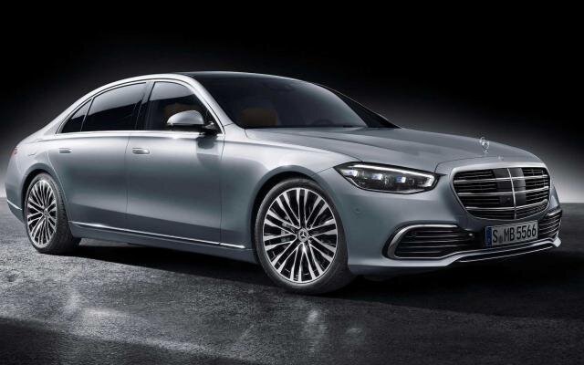 аконец-то мы увидели Mercedes-Benz S-Class поколения W223 полностью. После длительной тизерной кампании, которая включала в себя десятки видео и фотографий, а также некоторые наводящие детали, компания наконец сорвала покровы тайны со своего новейшего полноразмерного роскошного седана. И здесь есть чем восхищаться.