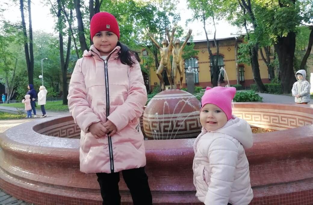 Моя внучка со своей соседкой по палате. Гуляют в парке, расположенном на территории больницы.