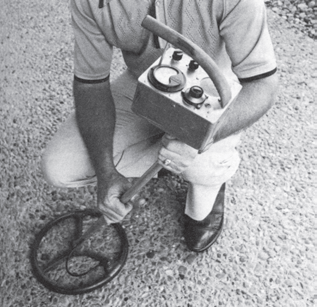 Первый металлоискатель, изготовленный Чарльзом Гарреттом в 1963 году, содержал схему кварцевого генератора частоты биений с верньерной настройкой, динамиком и индикатором.