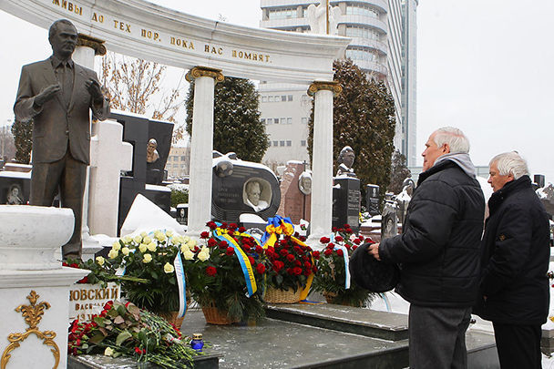 Это ветераны спорта у могилы Лобановского