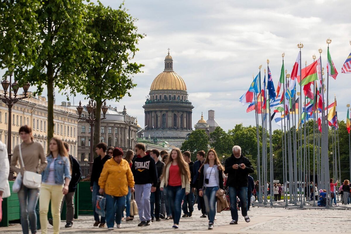 Жители санкт петербурга. Туристы в Санкт-Петербурге. Туристы в Санкт Санкт Петербурге. Тури́сты в Санкт-Петербу́рге. Иностранные туристы в Петербурге.