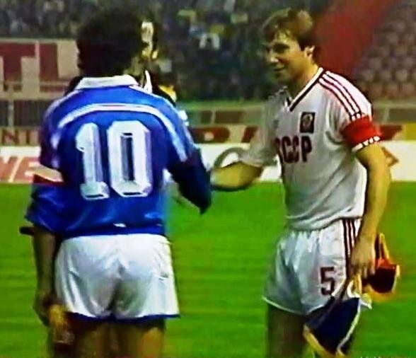 Париж. 11 октября 1986 года. Отборочный матч чемпионата Европы 1988 года между сборными Франции и СССР. Рукопожатие капитанов команд Мишеля Платини(слева) и Анатолия Демьяненко.