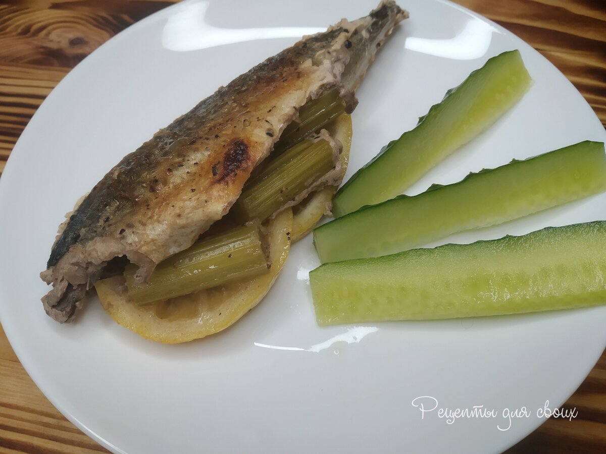 Вариант подачи запеченной скумбрии с ломтиками огурца