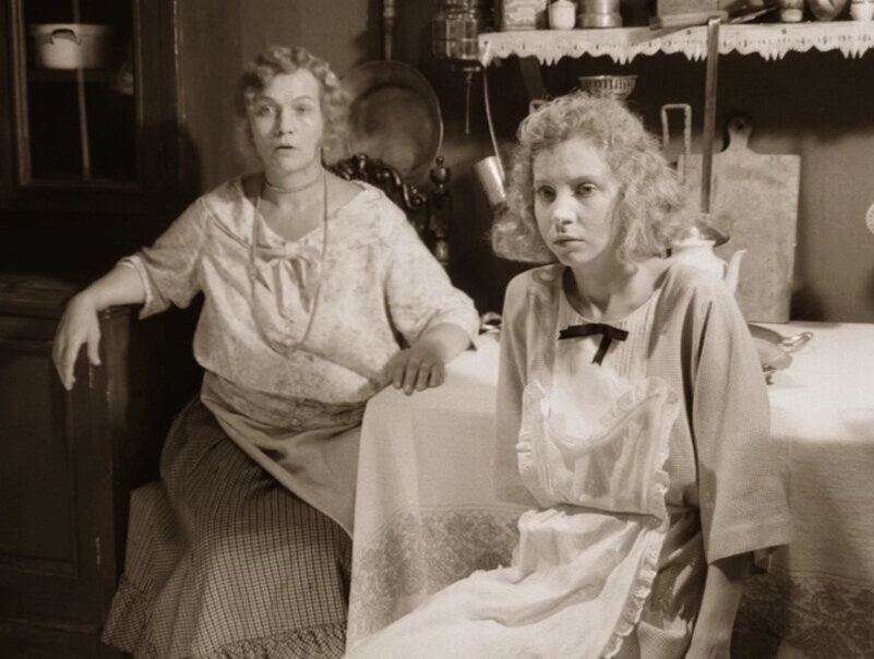 Зинаида Бунина и Дарья Петровна. Кадр из фильма "Собачье сердце". Источник фото - www.yaplakal.com