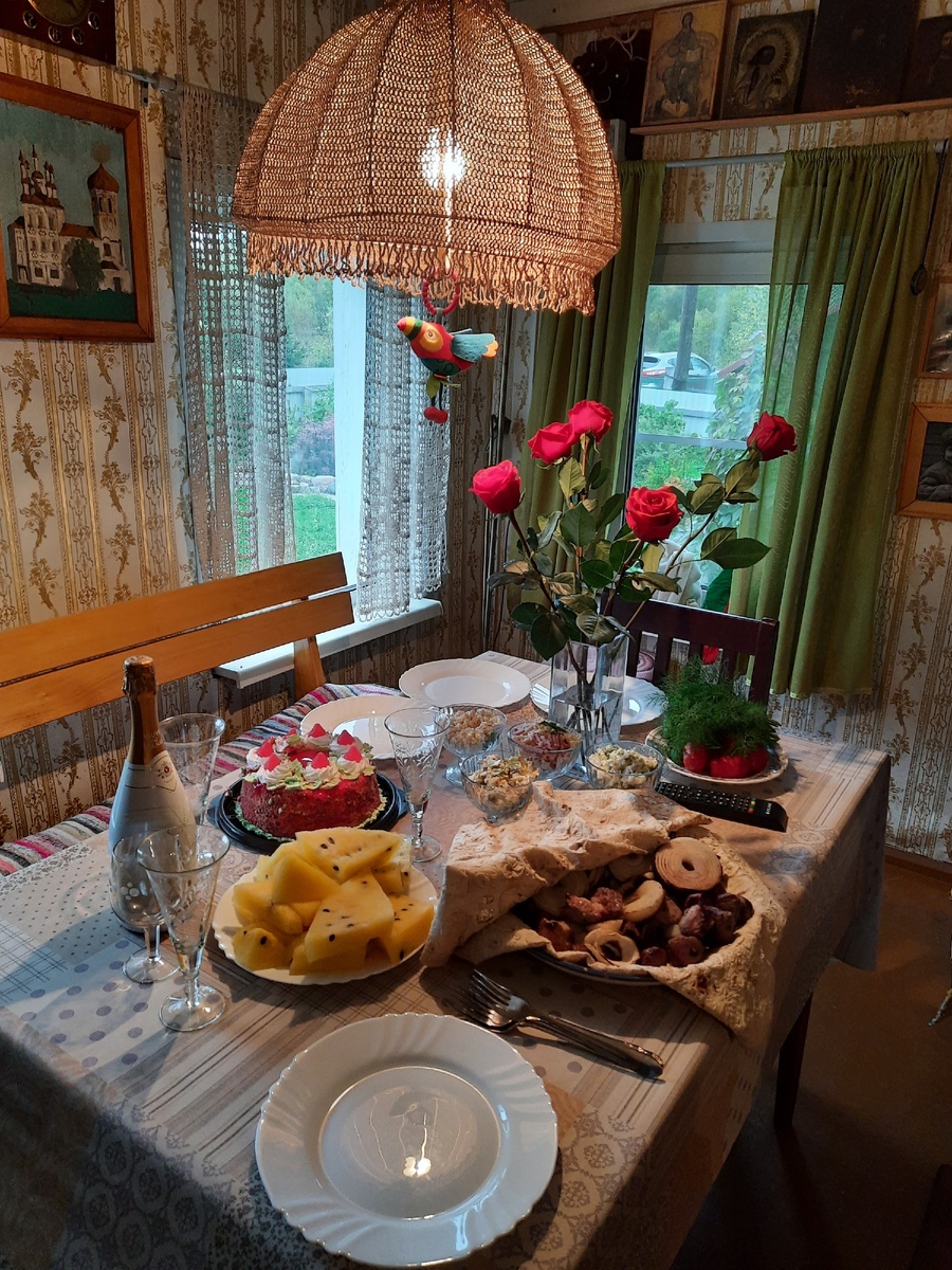 Тот самый торт 🎂🍓🍓🍓 слева на фото