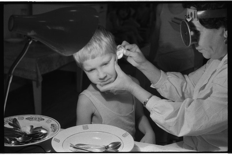 Владимир Соколаев. ЛОР в детском саду. Дата съемки 18 ноября 1981. МАММ / МДФ