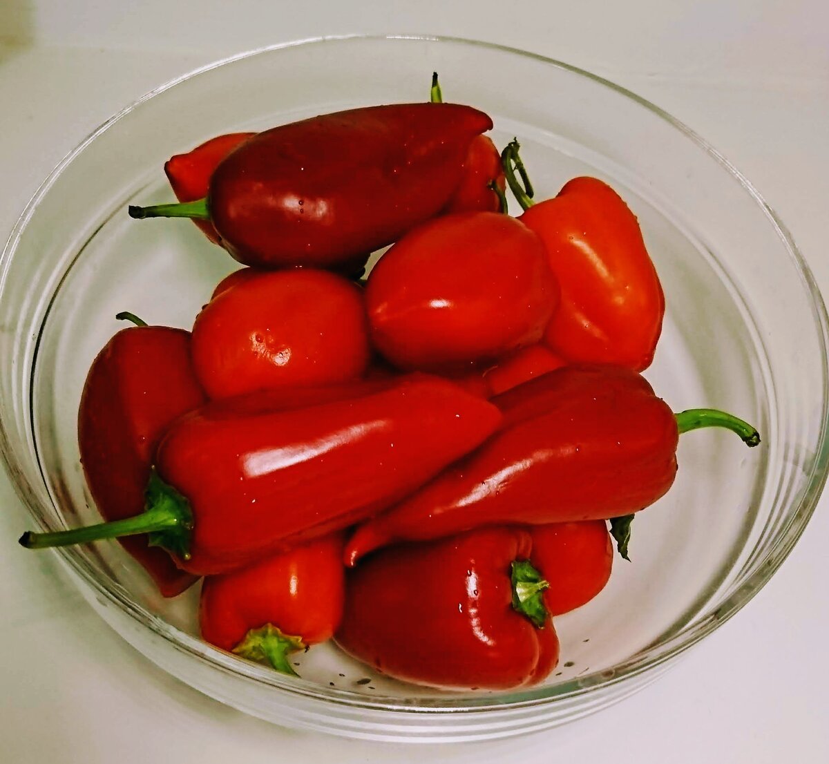 И покупать зимой не люблю - дорого и пластмассово.