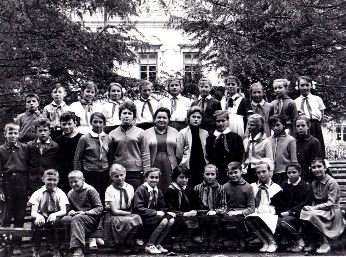 Сочи  (Мацеста) школа № 11 Июнь 1964 год 5 класс  Калашников В.И слева первый, первый ряд