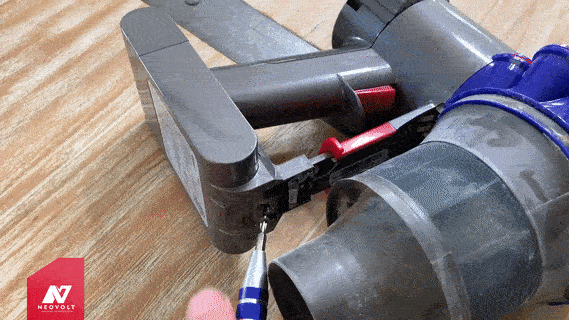 Замена аккумулятора в пылесосах Dyson — процедура несложная для пользователя любой подготовки.