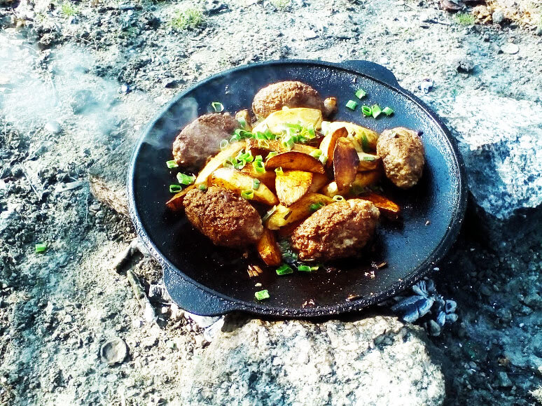 Кебаб на садже, это очень вкусное, сытное и простое блюдо, которое великолепно подходит для приготовления при выездах на природу. Итак, для самих кебабов понадобится: фарш  (у меня говядина и свинина, если используете саму говядину или курицу то добавьте немного свиного сала или бараньего курдюка так как фарш должен быть пожирнее) количество фарша разумеется зависит от необходимого количества кебабов, в фарш добавляем воду (с расчета грамм 100 на килограмм фарша), соль, молотый черный перец, зиру и немного зелени (кинза, петрушка, укроп, зеленый лук, красный базилик, в общим кто что любит. Только не используйте зеленый базилик, так как он сюда не очень подходит). Хорошенько вымешиваем фарш и отбиваем его, затем смачиваем руки холодной водой и формируем кебабы.  Хорошенько разогреваем садж, или большую сковороду, добавляем растительное масло, даем ему прокалится и обжариваем кебабы до полуготовности но при этом чтобы образовалась приятная золотистая корочка. Затем убираем кебабы в сторону и обжариваем нарезанный дольками картофель (вместо картофеля можно взять и кабачки и баклажаны и перец, да хоть цветную капусту, в общим кто что любит). Когда картофель приобретет красивую зажаренную корочку сдвигаем его в центр саджа и по краям раскладываем кебабы, наливаем буквально 50 грамм воды и  накрываем либо крышкой, либо железной миской,  и оставляем все минут на 20-30, при этом под саджем должны остаться одни угли. Снимаем крышку, посыпаем зеленью, либо тонко нашинкованным репчатым луком и подаем к столу. 