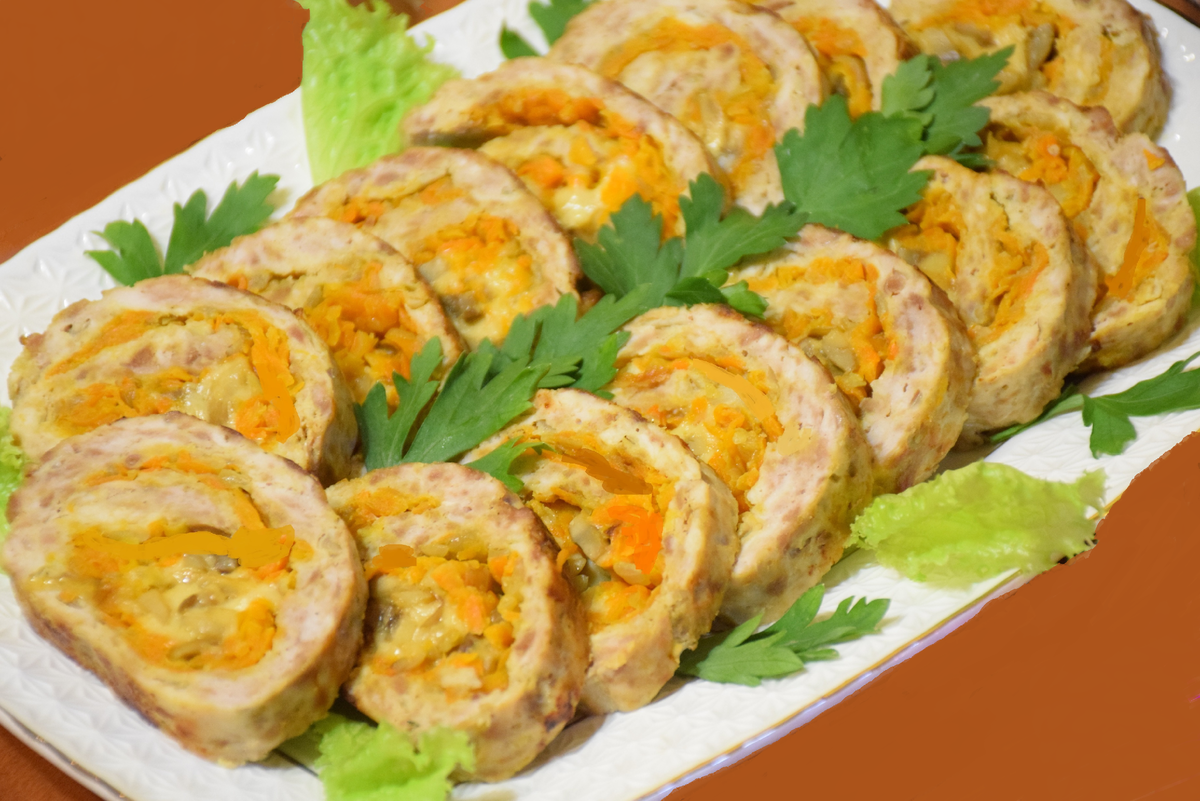 Рулетики с разными начинками рецепты. Мясной рулет. Мясной рулет с грибами и сыром. Мясные рулетики с сыром. Фаршированный мясной рулет с шампиньонами