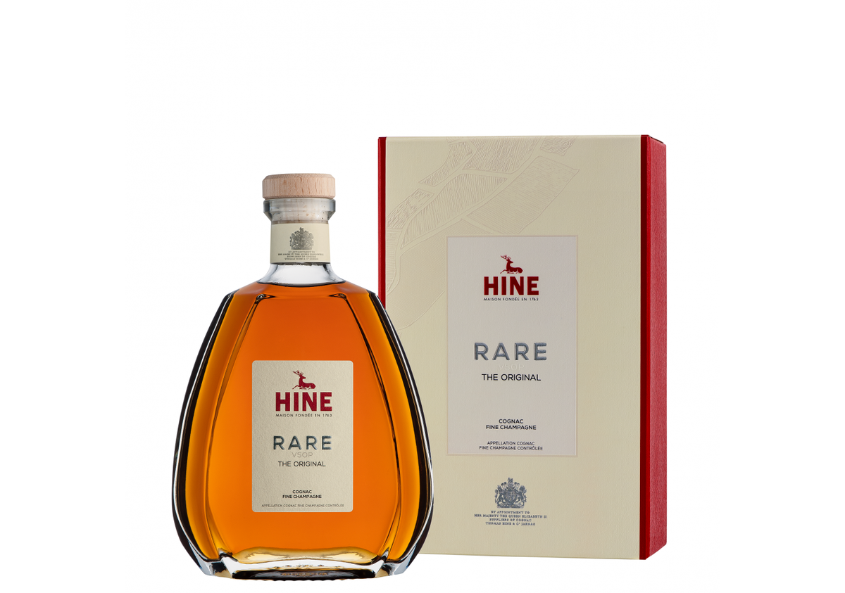 Потрясающий VSOP от Hine, Rare классифицируется как прекрасное шампанское, а это означает, что используемые eaux-de-vie все из районов Grande или Petite Champagne. Около двадцати пяти различных сортов eaux-de-vie были использованы для купажа Hine Rare VSOP, изготовленного из винограда сорта Уни Блан из аппеляций Гранд Шампань (60%) и Пти шампань (40%) и выдержанного от шести до двенадцати лет в бочках из французского лимузенского дуба.История коньяка Hine начинается в 18 веке, когда молодой человек по имени Томас Хайн из Дорсета прибыл в Ярнак, чтобы взять на себя административную работу для производителя коньяка. Вскоре он влюбился в дочь хозяина Франсуазу-Элизабет и женился на ней. Теперь зять владельца, Томас смог взять на себя руководящую роль и использовал свои финансовые навыки, чтобы сделать крупные изменения, развивая торговлю за пределами Франции. В 1817 году он официально изменил название компании на Thomas Hine & Co.В наши дни дом Хайн сосредоточен только на прекрасных районах выращивания шампанского, контролируя 115 гектаров земли у деревни Бонней. Виноградные лозы винограда Уни Блан покрывают усыпанные известняком холмы, извлекая питательные вещества и воду глубоко из меловой почвы даже в самое жаркое лето. Награды и почестиHine Rare VSOP был награжден золотыми медалями в 2003 и 2007 годах и получил 93 балла из возможных 100 по версии журнала Wine Enthusiast Magazine.