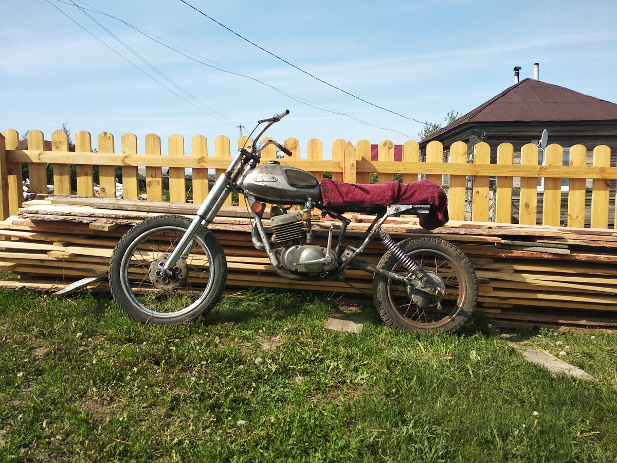 шикарное сиденье,обтянутое красным бархатом (ковром из сарая),  и оно же- брызговик, заменяющий крыло.