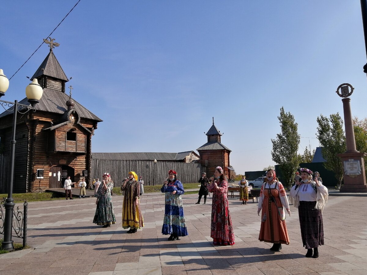Встреча гостей, нас то есть, возле Ялуторовского острога. Фото автора