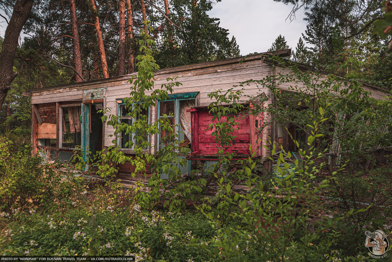 Приехали с другом в пионерский лагерь 