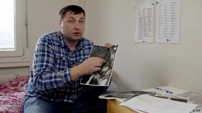  Юрий Гаравский показывает места убийств беларуских оппозиционеров. Фото — dw.com