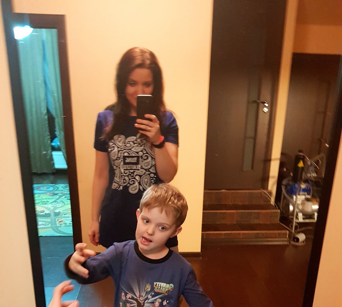 Сын пугает Светконенавистников) Угадайте что стоит в углу?) 