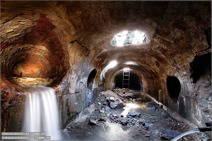 Это честная склейка в фотошопе из трех кадров. Брались разные участки и подгонялись к друг-другу.