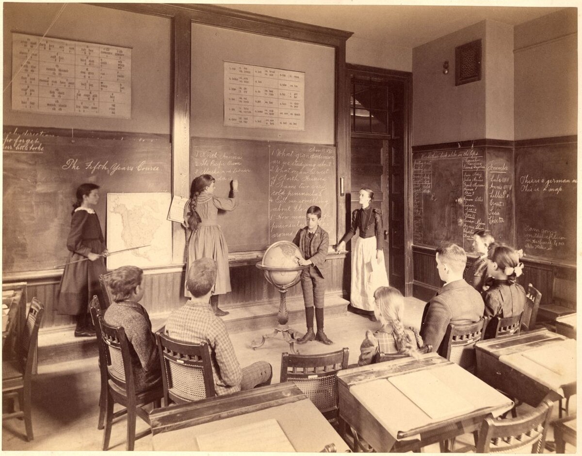 Классная комната мисс Кейт Хобарт, 11 ноября 1892 года, Horace Mann School. Фото — городской архив Бостона, коллекционный номер 420.047.
