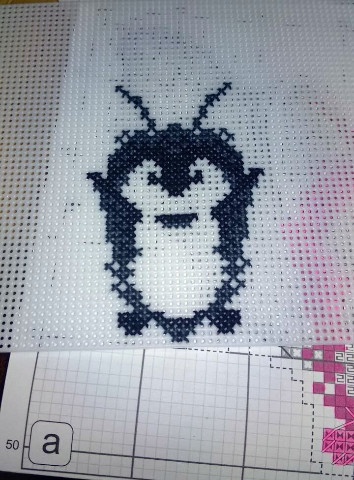 Смотрите какой смешной) В процессе вышивки напоминает разных существ. Здесь он похож на пингвина, правда с усами)))