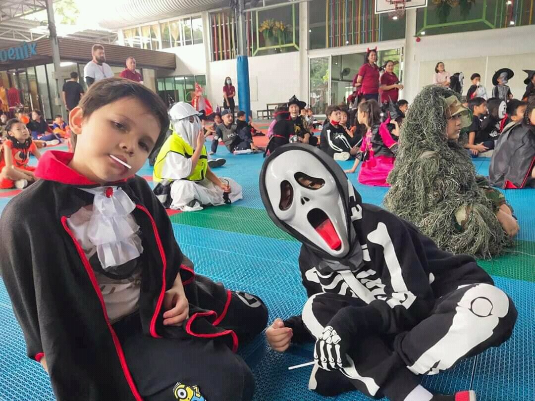 Сегодня в школах Тайланда прогремели...нет,не последние звонки...Вечеринки Хэллоуин для детей!