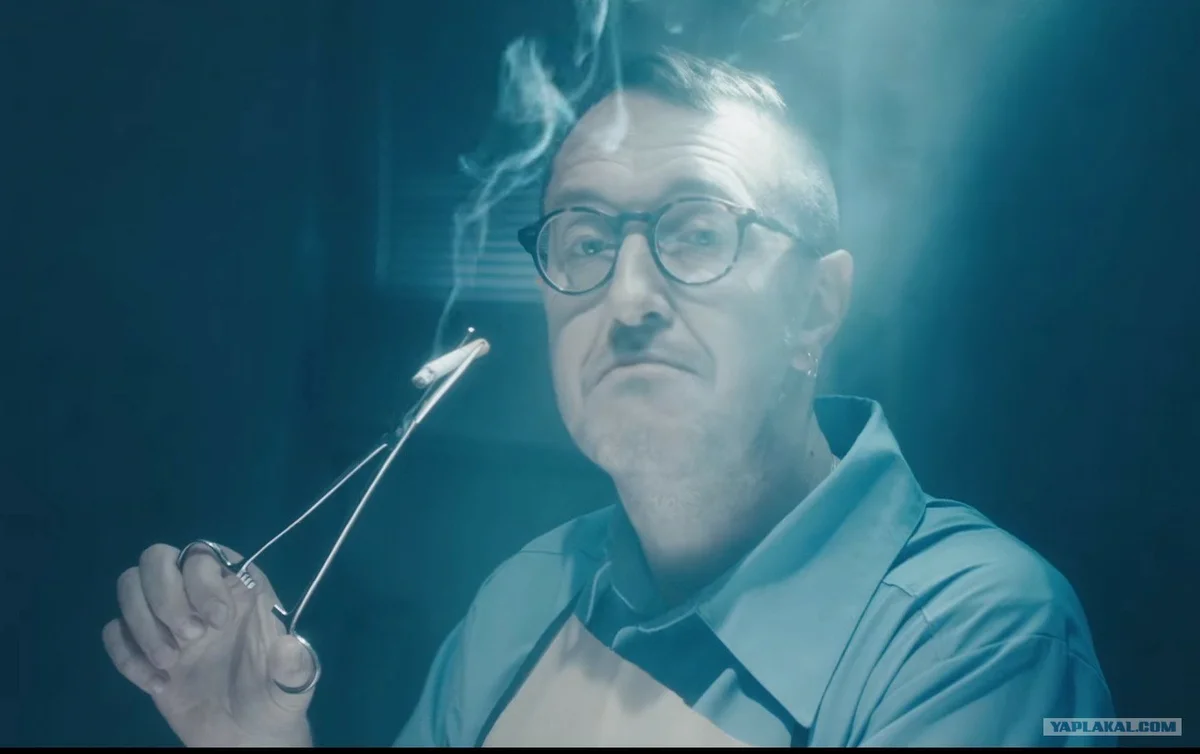 Кадр из клипа "ЗОЖ" группировки "Ленинград"