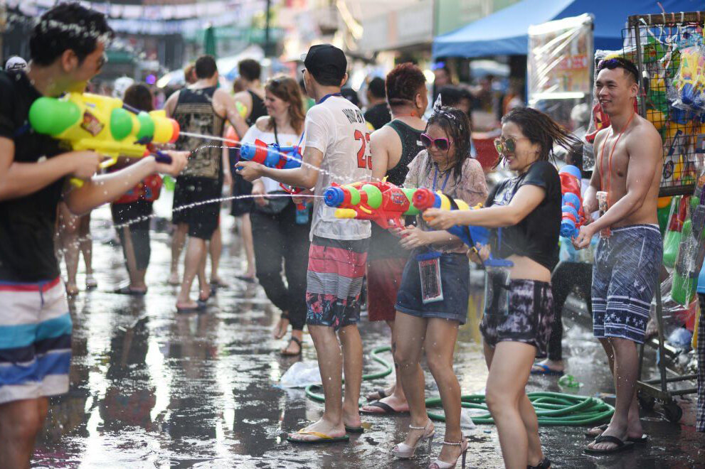 Похоже на наш праздник Ивана Купалы, когда все обливают друг друга водой. 