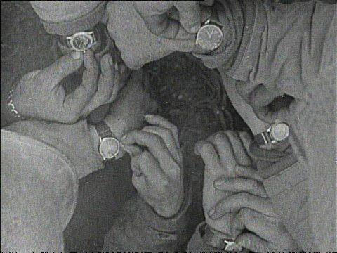 Солдаты синхронизируют часы во время Второй мировой войны.