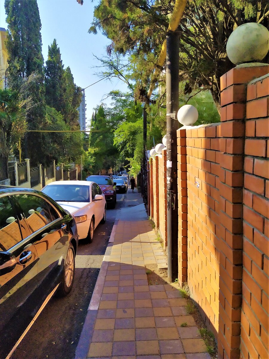 Дорога под горку очень узкая, а на обочинах машины