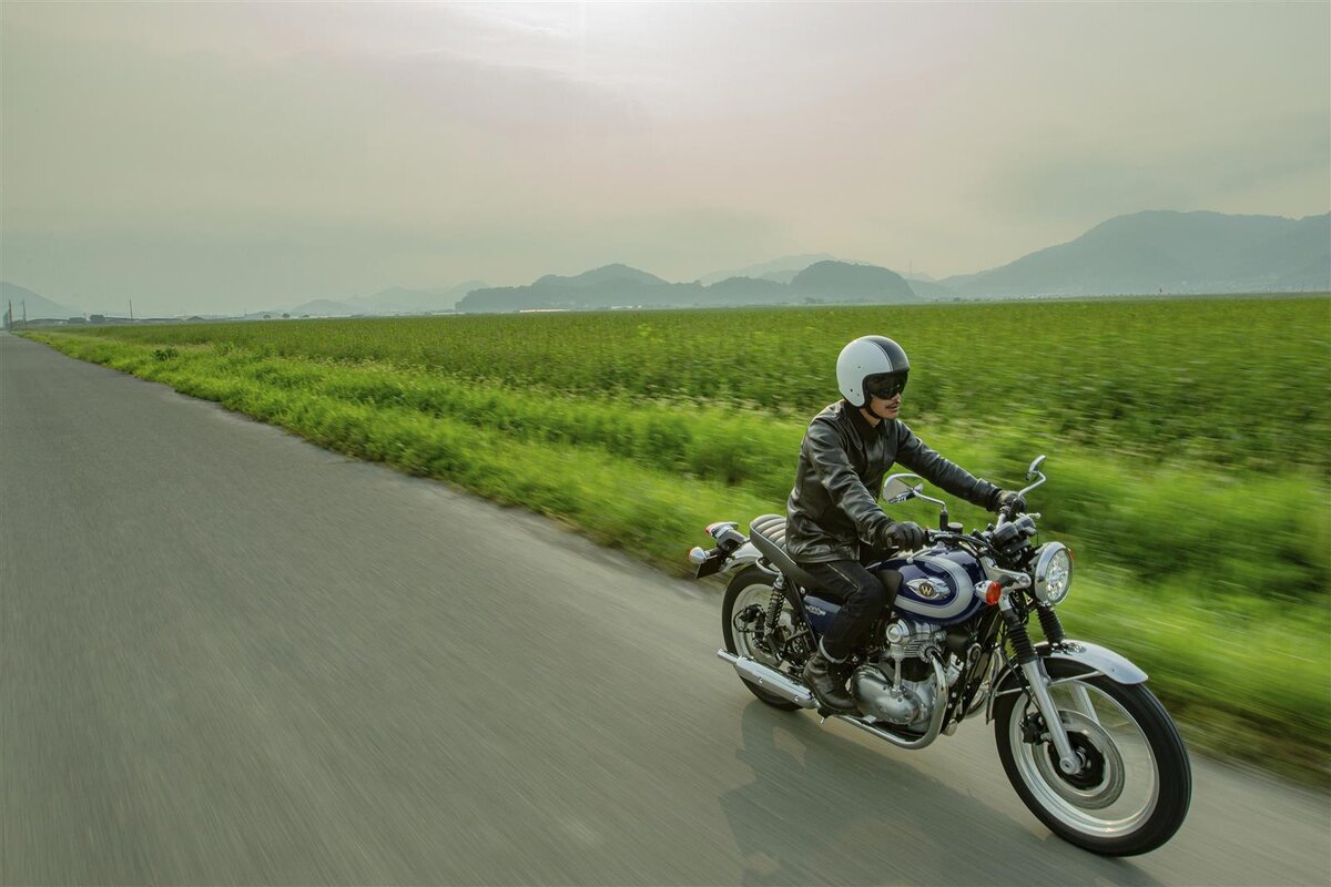 Kawasaki W800 Metallic Ocean Blue 2021 года