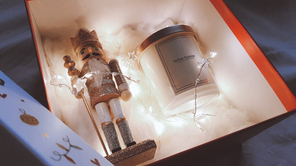 Коробка, фигурка, свеча и гирлянда все Фикс прайс