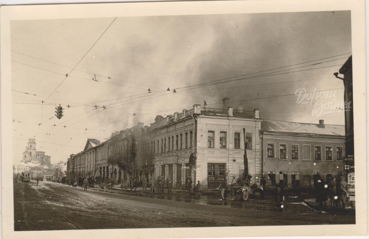 Советская 85-мм зенитная пушка оставленная при отступлении у здания гостиницы. Октябрь-ноябрь 1941 г.