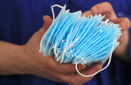 Мне порой кажется, что окурков на улице меньше, чем масок)