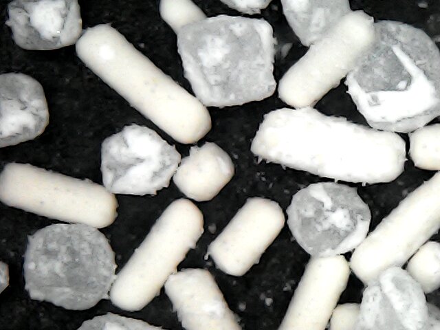 Продолговатые - дрожжи, округлые - добавки)