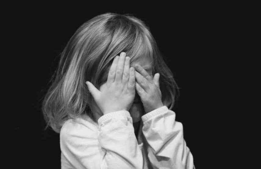 лучше спрятаться  источник: https://unsplash.com/s/photos/people