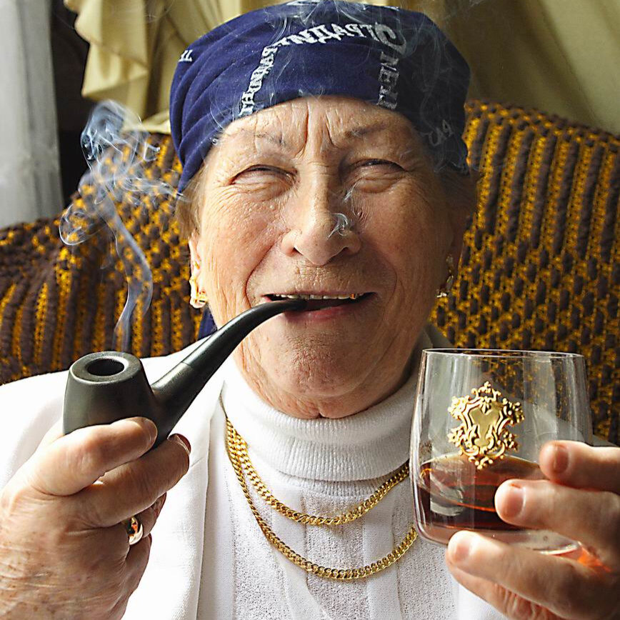 Это тоже чья-то бабушка. Очень похожая своими жизненными принципами на нашу😂