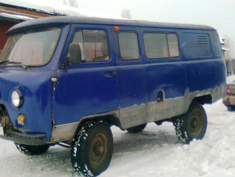 (вот такой примерно вид имел УАЗ-3909, когда его приобрел Владимир, но скоро все будет намного лучше)