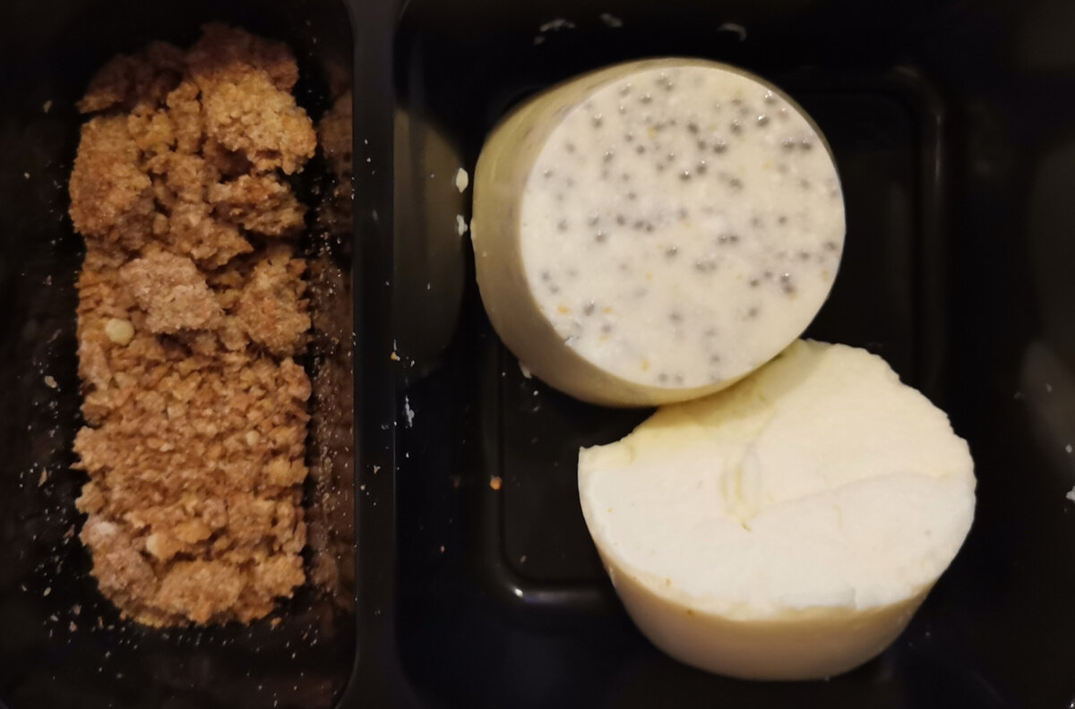 Апельсиновая панна-кота с амарантовым крэмблом