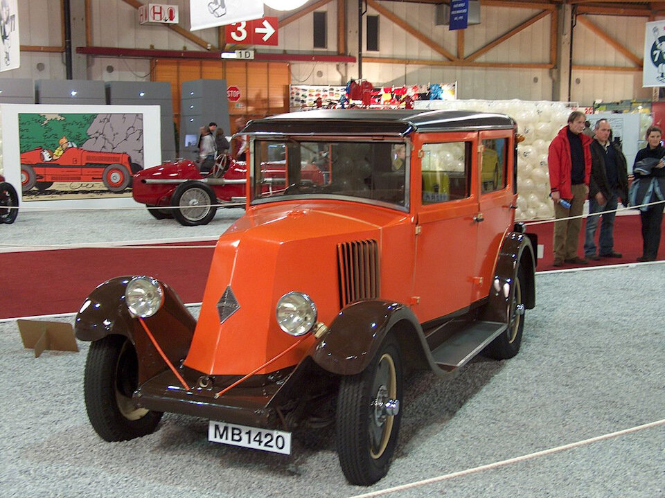 Один из сохранившихся Renault 6CV 4cyl type NN - именно такую машину Владимир Маяковский купил для Лили Брик, только его машина была серого цвета.