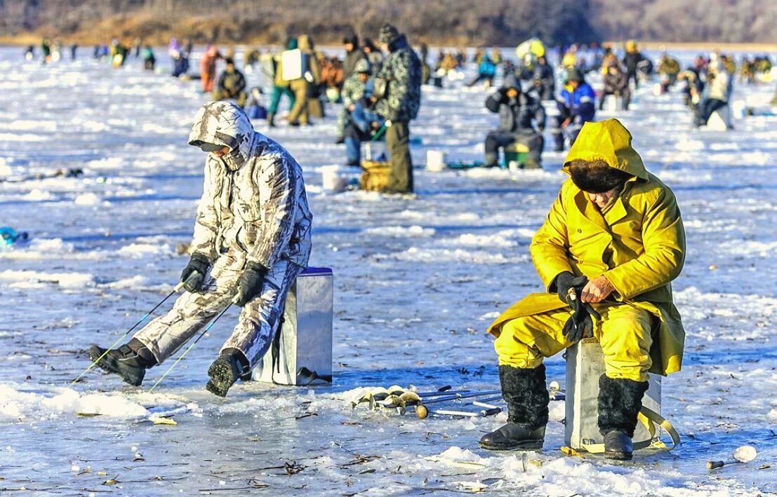 Рыбаки в зимних костюмах (фото из интернета)