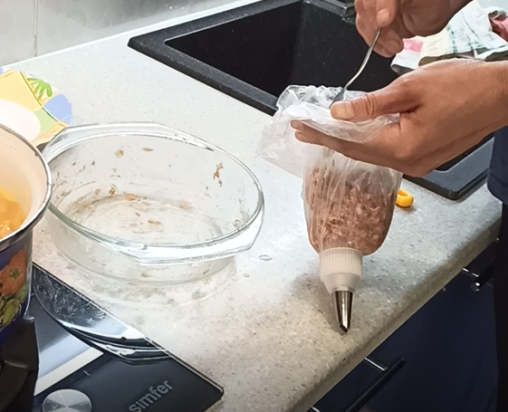 Мой заводской мешок порвался прошлый раз после моего заварного крема.) и я воспользовался обычным плотным целлофановым пакетом