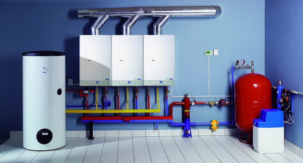 Система отопления с газовыми котлами в каскаде и бойлером косвенного нагрева.