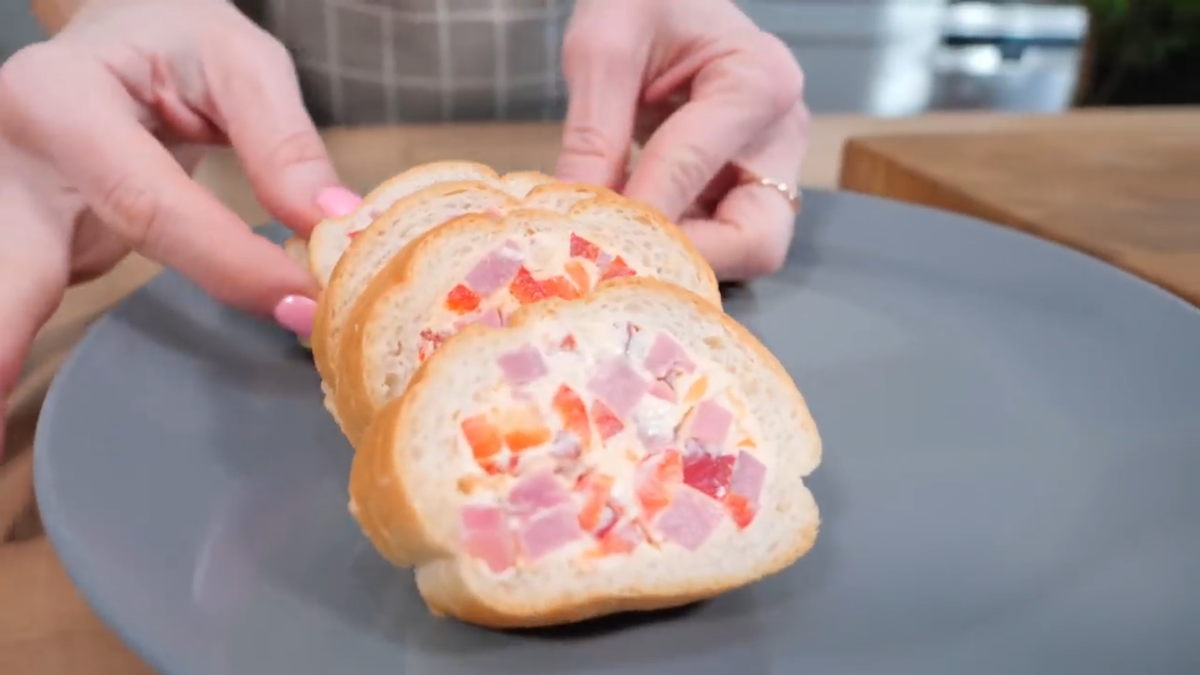 Багет с говяжьим балыком и перцем 
 Нам понадобится 
 Багет у меня половина 15см 
 Для начинки 
 Любой балык/мясо/ветчина 80гр 
 Перец сладкий 80гр 
 Сливочный сыр 80гр 
 Чеснок 2 зубчика