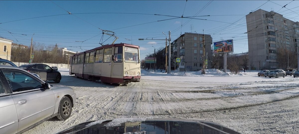 Всем привет. Для начала короткий тест. Задачка на знания ПДД. Кто должен уступить? Водитель легкового автомобиля или водитель трамвая. Надеюсь на Ваши правильные ответы в комментариях.-2