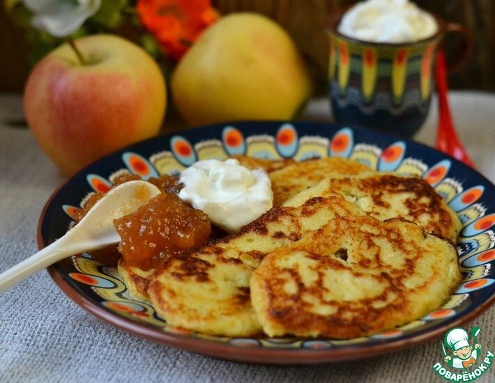 Вкусные, нежные и сытные оладушки. Прекрасно подойдут на второе для обеда! Интересное сочетание сладкого джема и сметаны. Заходите, угощаю!