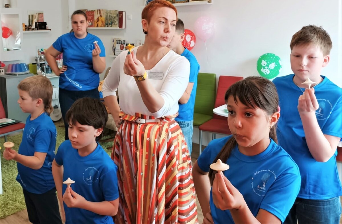 Каждый найдёт на курсе коррекции Татьяны Гогуадзе то, что ему особенно нужно: одним поможет развить силу руки и уберёт тремор в письме, другим гибкость тела и характера, третьим самодисциплину и ответственность, четвёртым – улучшение психоэмоционального состояния и самочувствия 