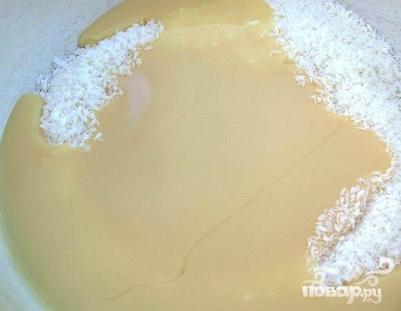 1. Нам понадобиться глубокая миска. Высыпаем в нее кокосовую стружку, затем туда же