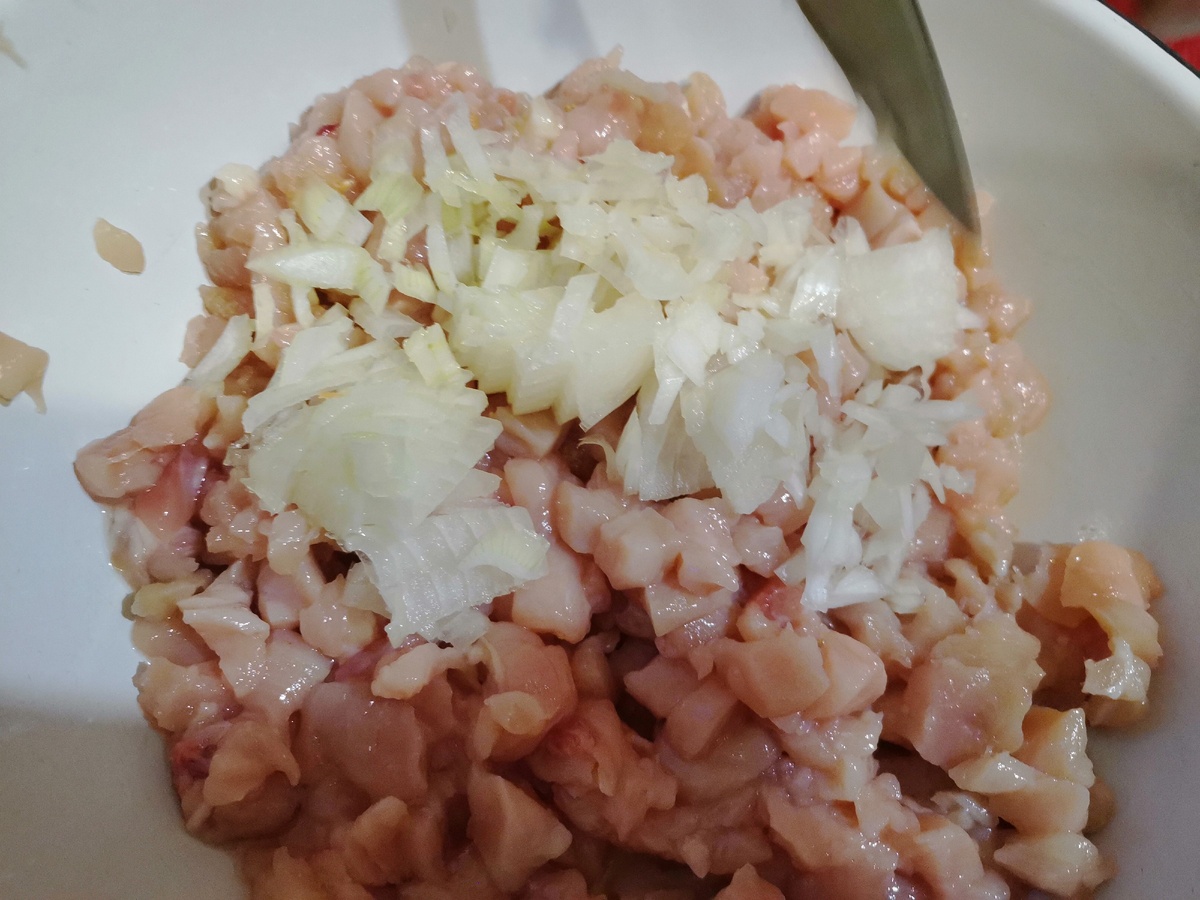 Добавляем мелко нарезанный лучок(кубики, соломка-как вам удобнее) 