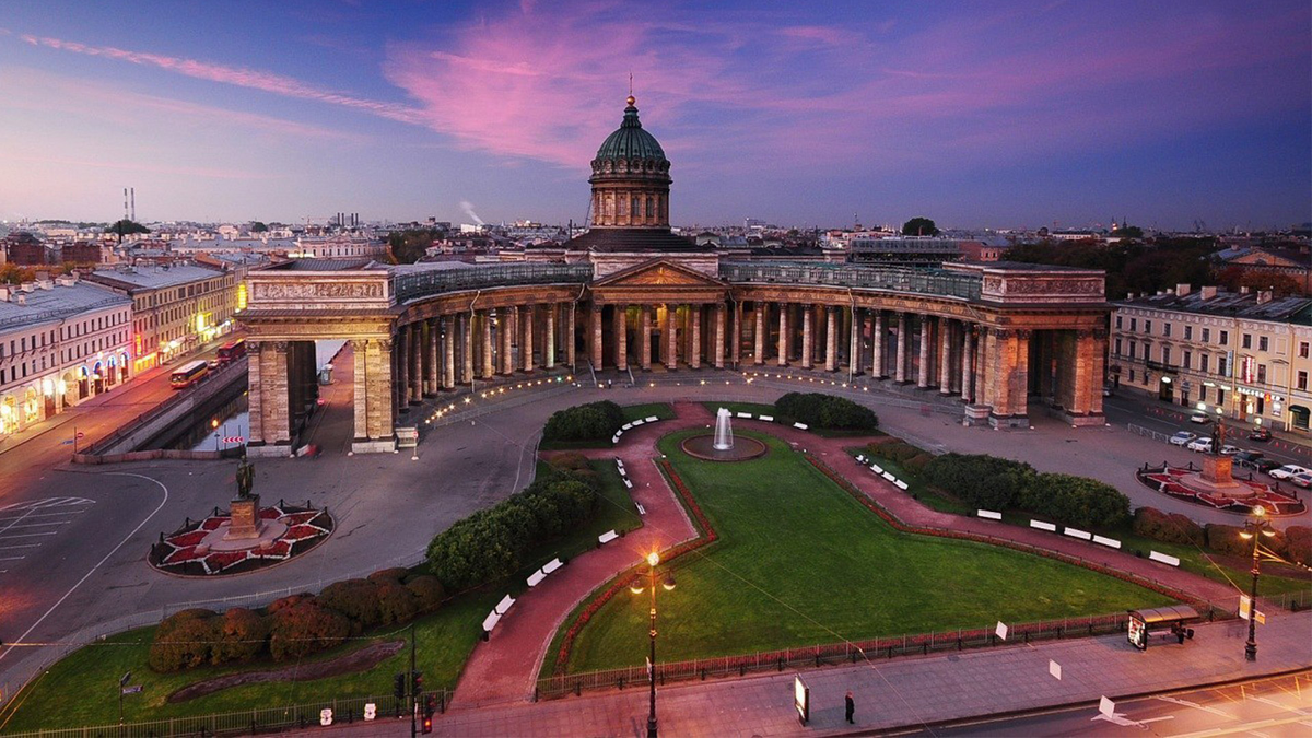 Казанский собор встречает всех приезжающих на станцию метро Невский проспект